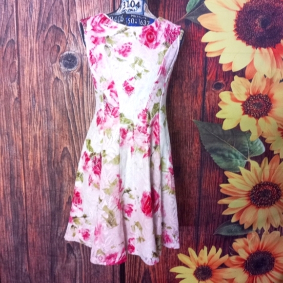 Studio One Dresses & Skirts - Floral dress size 6